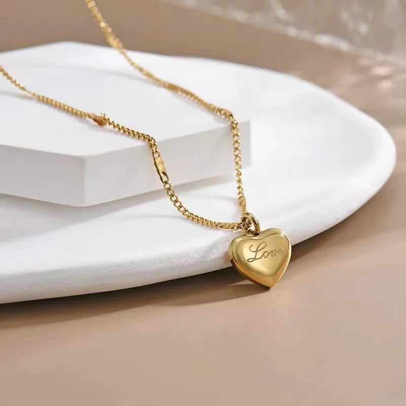 Gargantilla con colgante de corazón de color dorado simple y moderno para mujer, cadena fina con letras de amor y temperamento para clavícula, regalo de joyería para niña