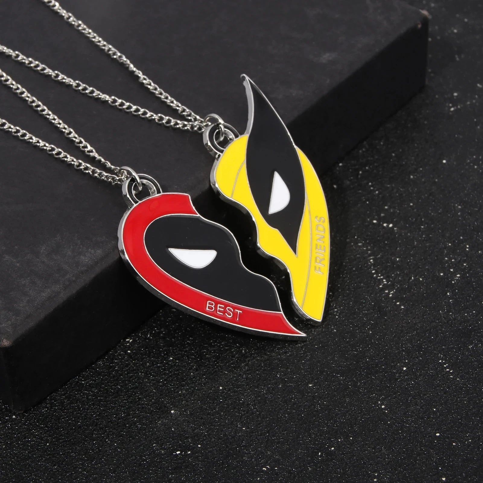 Conjunto de collar con colgante de corazón dividido a juego con los mejores amigos de Deadpool y Wolverine para mujeres y hombres, regalo de joyería de cosplay